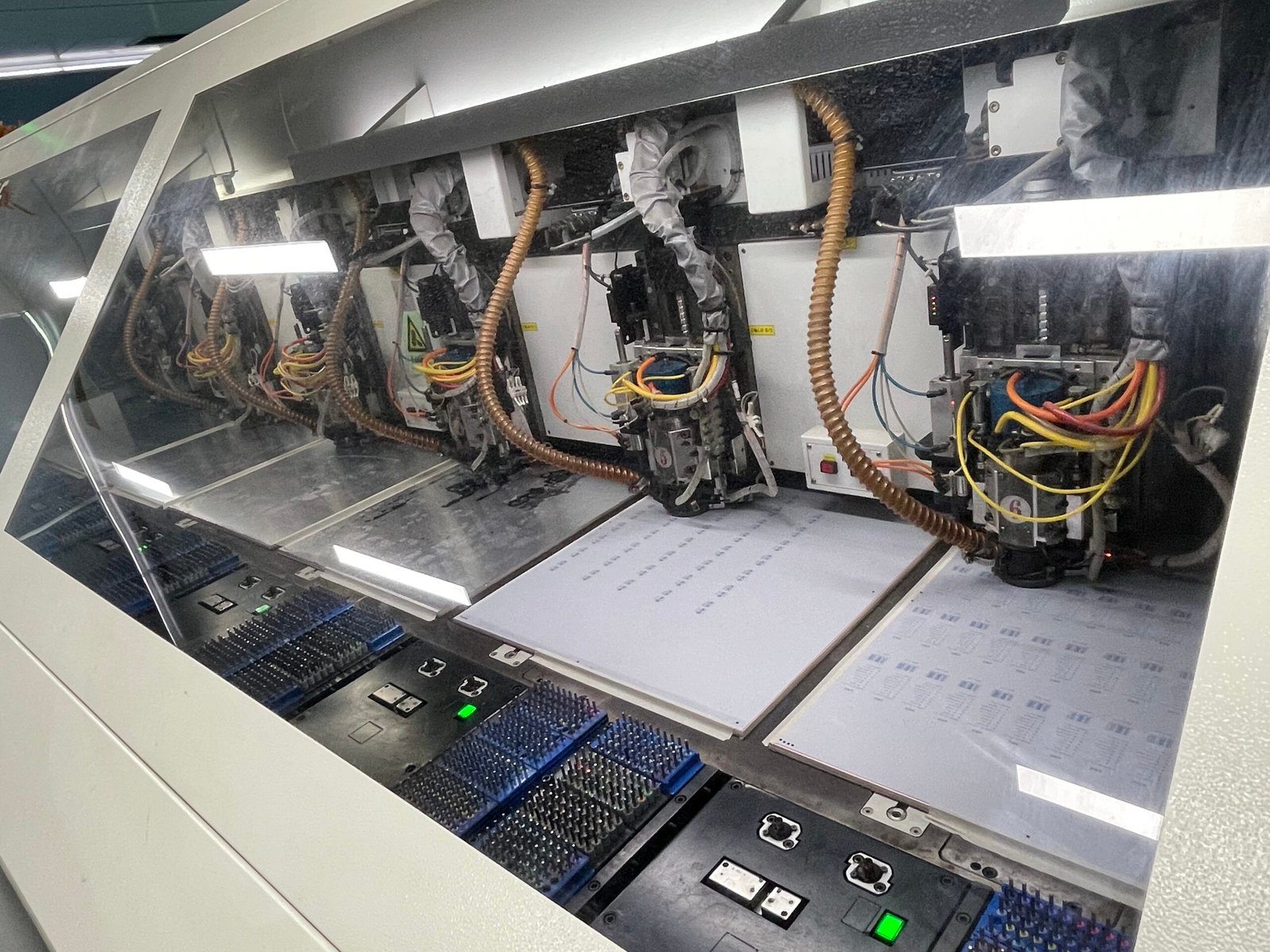 How can the welding process of a stainless steel sieve plate ensure a robust structure and prevent leakage?