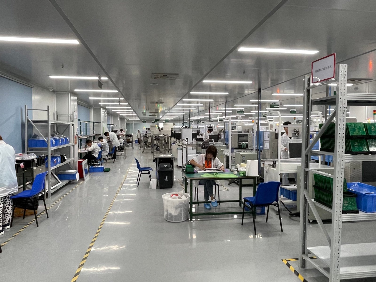 How do 304 stainless steel small gaskets maintain their sealing and anti-loosening performance under high pressure and vibration?